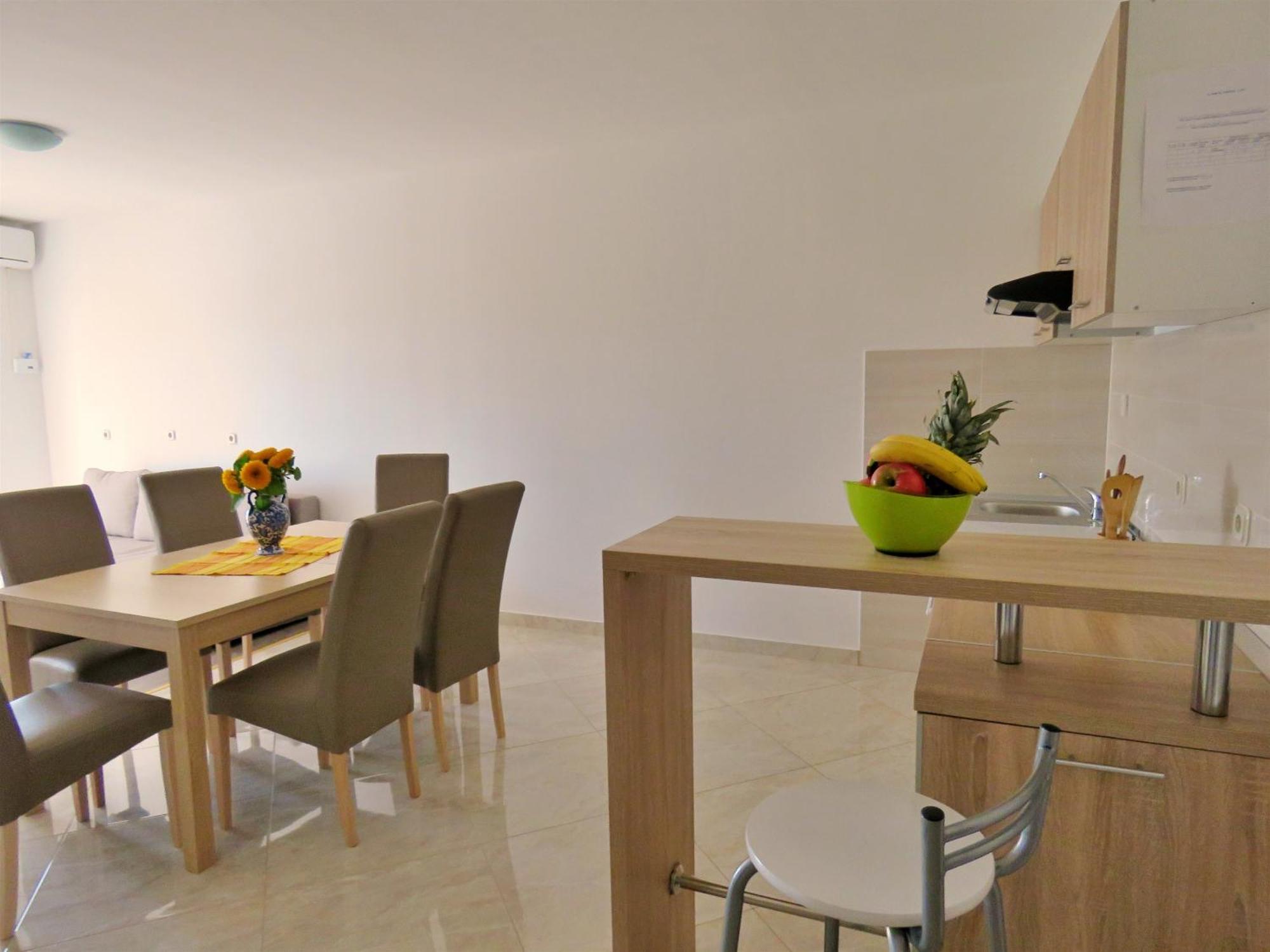 Apartments Zvone Omis Bilik gambar