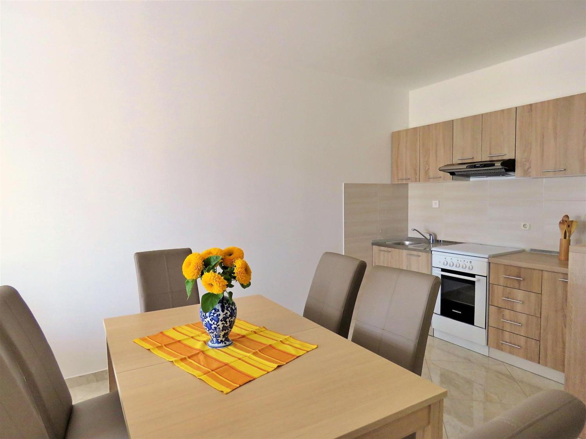 Apartments Zvone Omis Bilik gambar