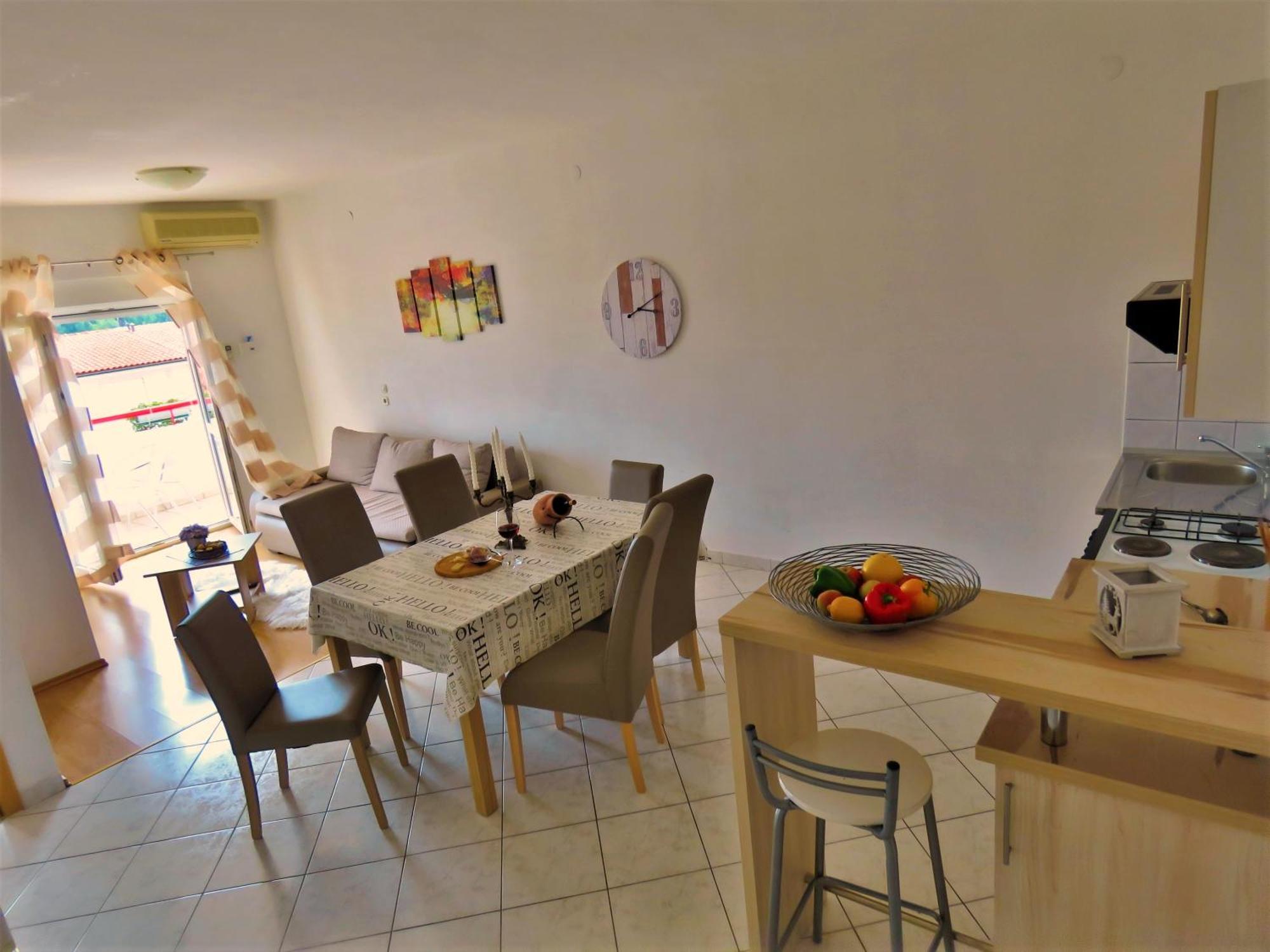 Apartments Zvone Omis Bilik gambar