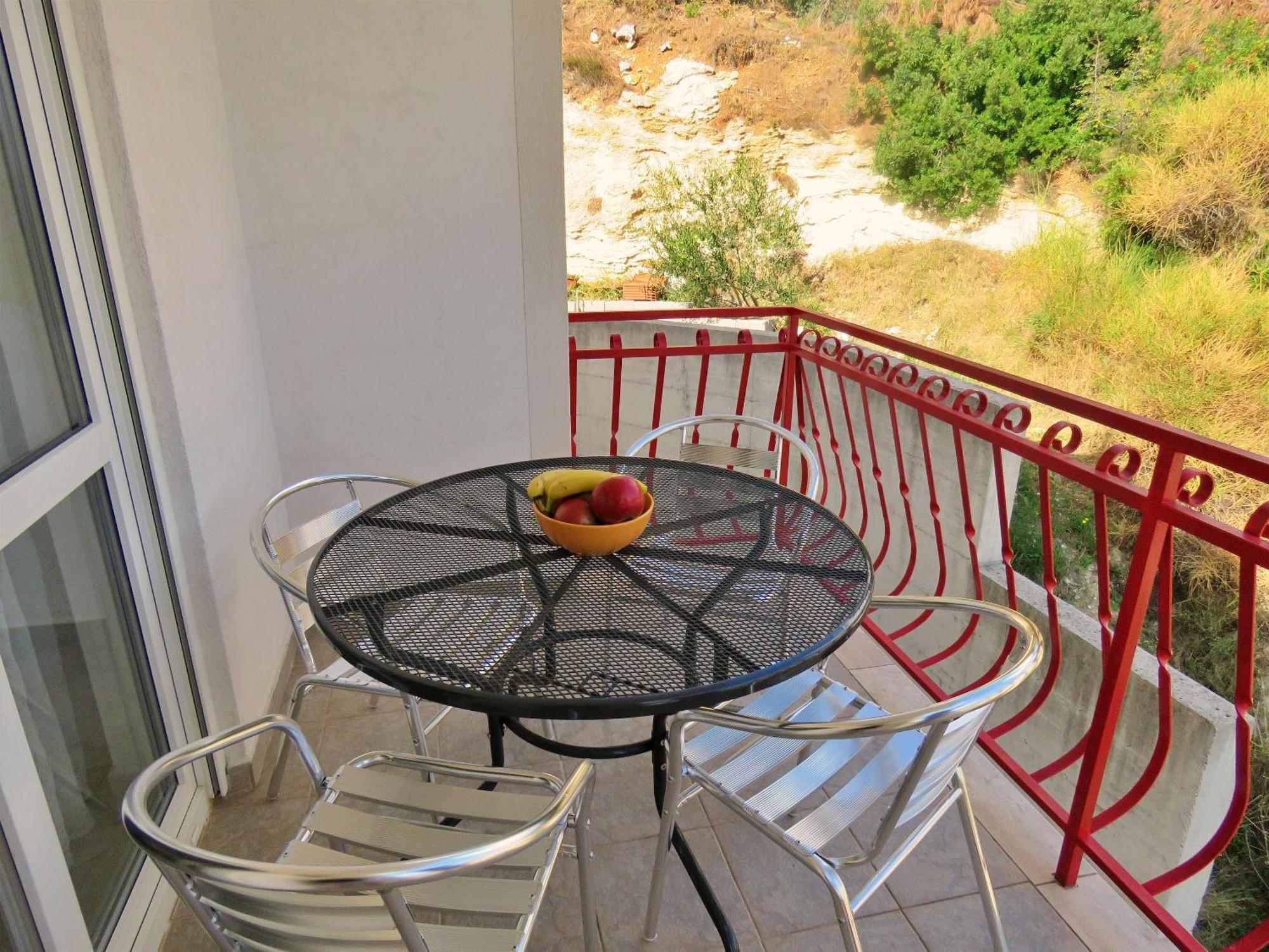 Apartments Zvone Omis Bilik gambar